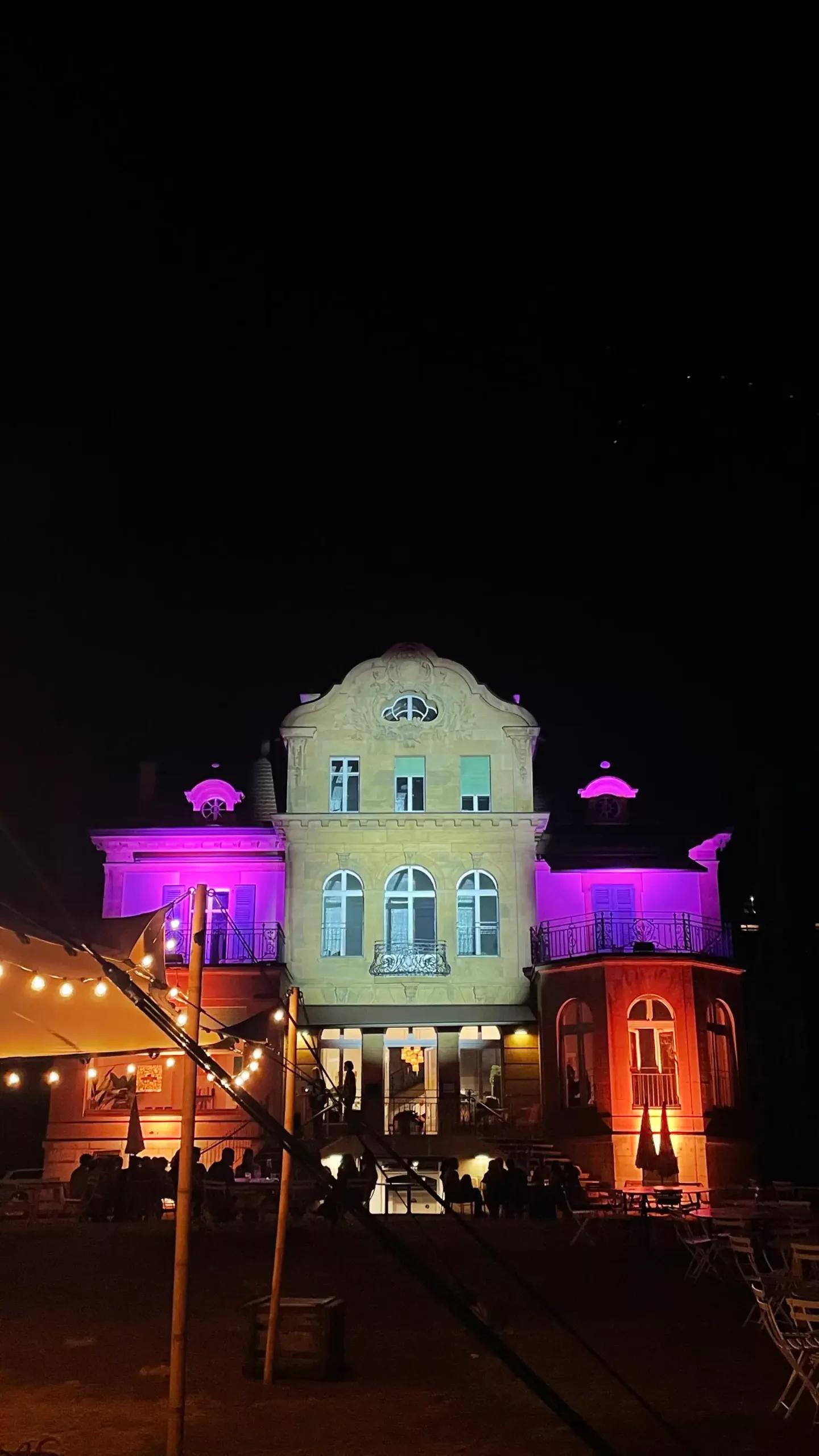 Photo de la Villa Perret de nuit illuminée par des spots de couleur violette